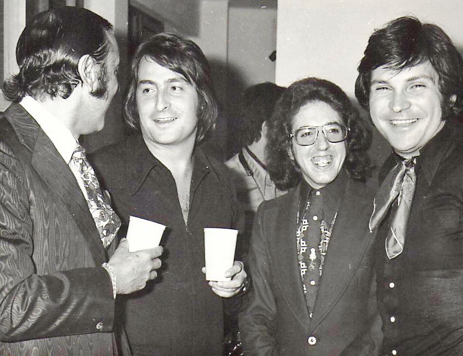 Foto en blanco y negro de un grupo de personas posando para una foto

Descripción generada automáticamente